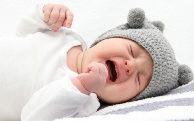 Bé gần 1 tuổi trằn trọc, ngủ không ngon giấc là bị sao?