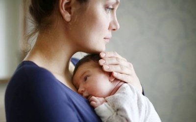 Làm gì để chữa trầm cảm sau sinh mà không ảnh hưởng đến sữa mẹ?