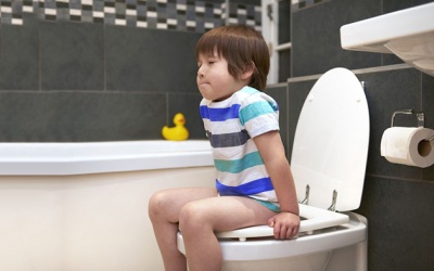 Bé bị táo bón phải làm gì?