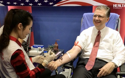 Tân Đại sứ Mỹ lần đầu tiên tham gia hiến máu tại Việt Nam