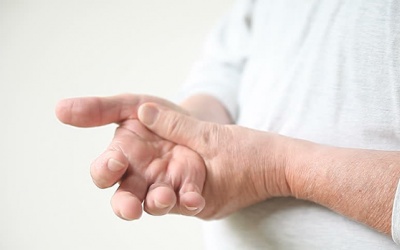 6 nguyên nhân khiến bạn bị run tay khó kiểm soát