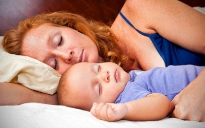 Ngủ cùng cha mẹ, 133 bé sơ sinh chết mỗi năm