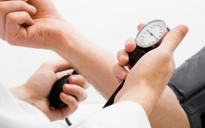 Bị tăng huyết áp và bị đột qụy nên ăn, uống và luyện tập thế nào?