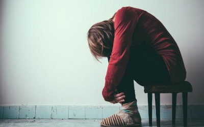 Con tôi gần đây ít nói, học hành sa sút, 'nghiện'  điện thoại, có phải bị trầm cảm?