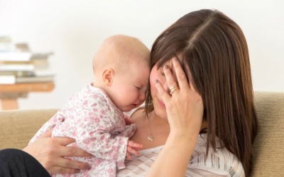 Sau sinh con, bị đau đầu khi thời tiết thay đổi, nên chữa trị thế nào?