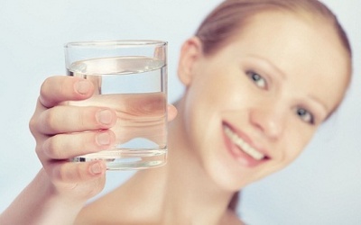 Muốn da mướt mịn, giảm mụn trứng cá: Hãy uống đủ nước!