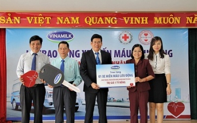 Vinamilk tặng xe hiến máu 1 tỷ đồng cho trung tâm hiến máu nhân đạo TP.HCM