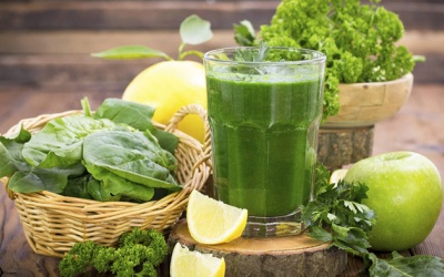 Tự làm smoothie từ rau xanh và trái cây mọng nước để thải độc sau Tết