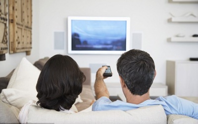 Ngồi xem tivi quá lâu dễ mắc chứng thuyên tắc khối tĩnh mạch