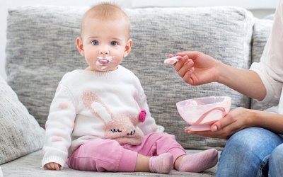 Khi nào bé có thể ăn được sữa chua, phô mai và sữa bò?