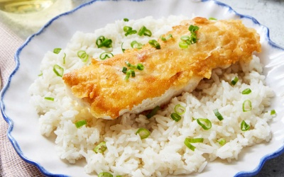 Tempura cá chiên giòn, ăn kèm cơm và salad 