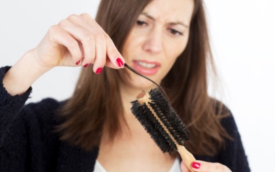 Ngăn ngừa rụng tóc: Dùng dầu thầu dầu và dầu mè có ăn thua?