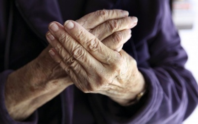 Người cao tuổi bị bệnh khớp nên vận động thế nào?