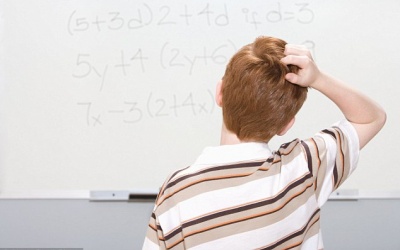 Nên làm gì khi trẻ mắc hội chứng nghiện nhổ tóc?