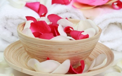 8 biện pháp làm đẹp bằng nước hoa hồng có thể bạn chưa biết hết