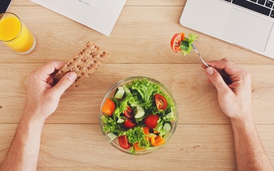 Cách thực hành ăn trong chánh niệm tại nơi làm việc