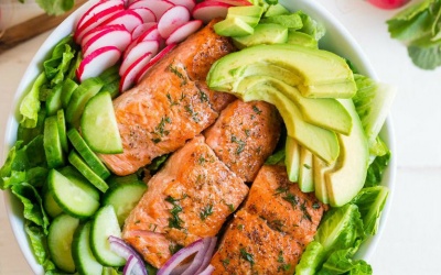 Salad bơ cá hồi tươi mát và đủ chất