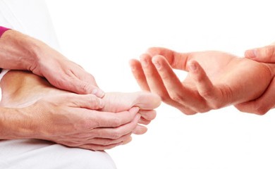 Bị đái tháo đường kèm tăng huyết áp, có biểu hiện tê bì chân tay, điều trị thế nào?