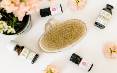 Cách dùng tinh dầu để chải da khô đánh bay da sần sùi vỏ cam