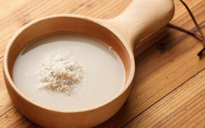 Chăm sóc tóc bằng nước gạo: Nên hay không?