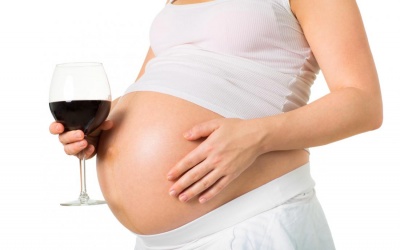 Vì sao phụ nữ mang thai không nên uống rượu bia?