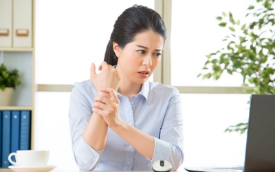 10 triệu chứng viêm khớp dạng thấp bạn không nên bỏ qua