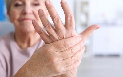 Vitamin B1 giúp cải thiện chứng run chân tay ở người cao tuổi