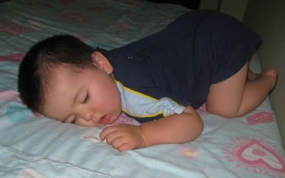 Có nên cho trẻ nằm sấp khi ngủ?