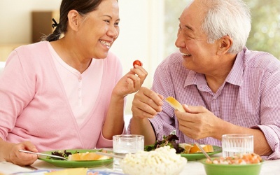 Người cao tuổi nên ăn gì khi bị sâu răng?