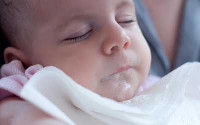 Trẻ uống thuốc bị nôn trớ mẹ có nên cho uống lại hay không?