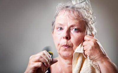 Đổ mồ hôi nhiều khi mãn kinh điều trị như thế nào?
