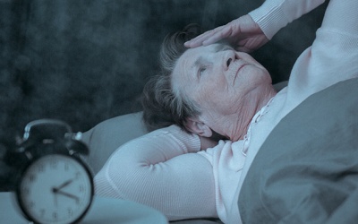 Người già ngủ không ngon giấc: Điều trị thế nào?