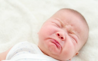 Trẻ nhỏ bị táo bón có nên uống nước ép táo?