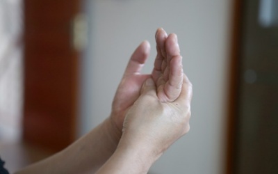 Bị run tay lúc hồi hộp căng thẳng chữa trị thế nào?