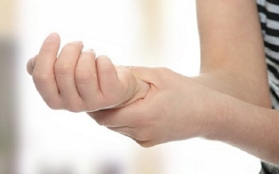 Run khi cầm nắm sau viêm màng não có nguy hiểm không? Cách chữa trị thế nào?