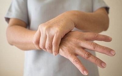 Run tay không kiềm chế được là bệnh gì?