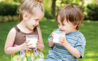 Trẻ uống nhiều sữa có hại gì không?