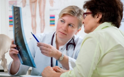 Có nên bổ sung vitamin D liều cao để phòng ngừa loãng xương?