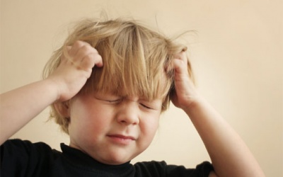 Trẻ bị đau đầu: Bố mẹ nên làm gì để giúp trẻ?