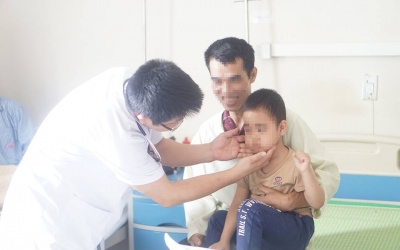 Tự ý tiêm corticoid, bé 5 tuổi nhập viện vì bị suy thượng thận