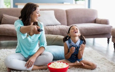 Vừa ăn vừa xem tivi có hại gì? 