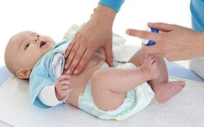 Chăm sóc trẻ bị lồng ruột có chỉ định tháo lồng bằng hơi như thế nào?