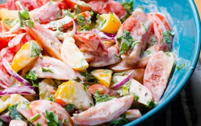 Salad cà chua hành tây tươi mát cho những ngày nắng nóng