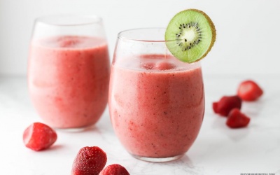 Smoothie dâu tây kiwi cung cấp năng lượng cho ngày mới
