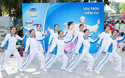 Vinamilk sát cánh với người cao tuổi thủ đô để rèn luyện sức khỏe
