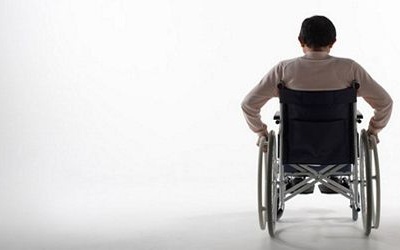 Viêm cột sống dính khớp phải làm sao?