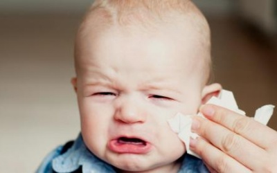 Trẻ bị viêm phế quản có cần dùng thuốc kháng sinh?