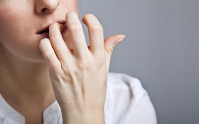 Còn trẻ nhưng chân tay lúc nào cũng run điều trị như thế nào?