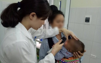 Bệnh nhi hỏng mắt vì bị nhỏ sữa mẹ chữa đỏ mắt