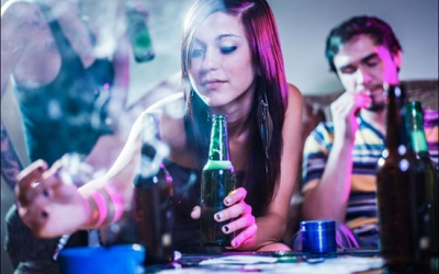 Phụ nữ trẻ mê nhậu có thể bị xương yếu suốt cuộc đời